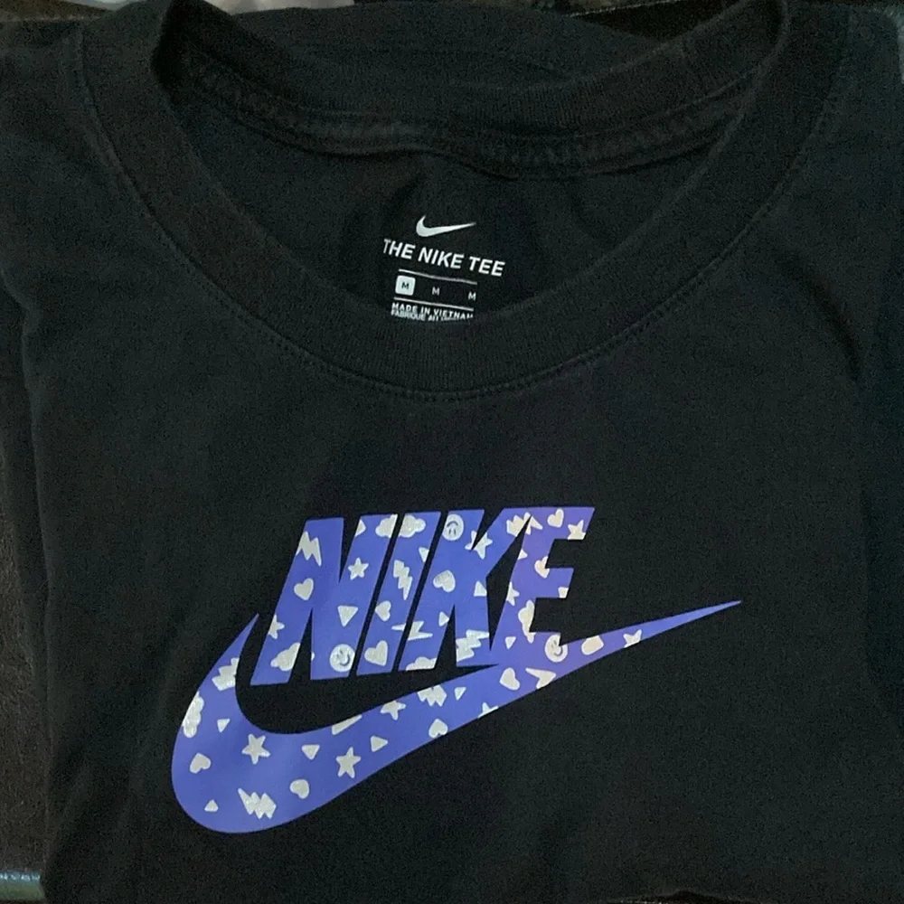 Nike black with purple swoop girls T-shirt Size Medium EUC